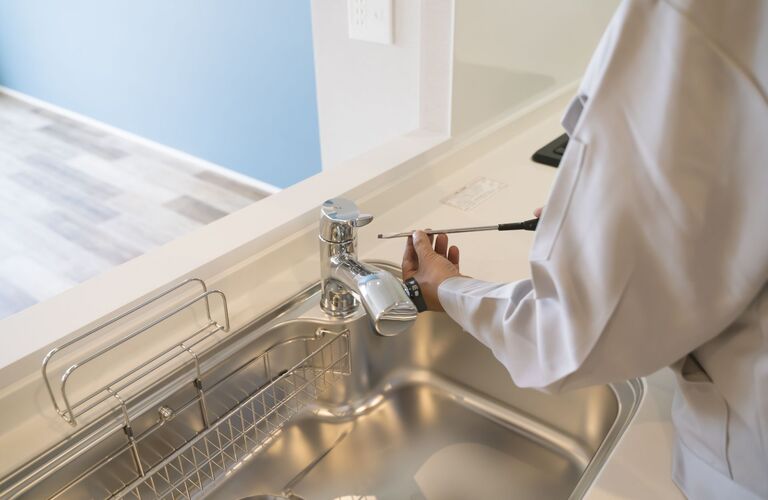キッチン回りで発生した水漏れを隈なく調査｜ほどがや水道